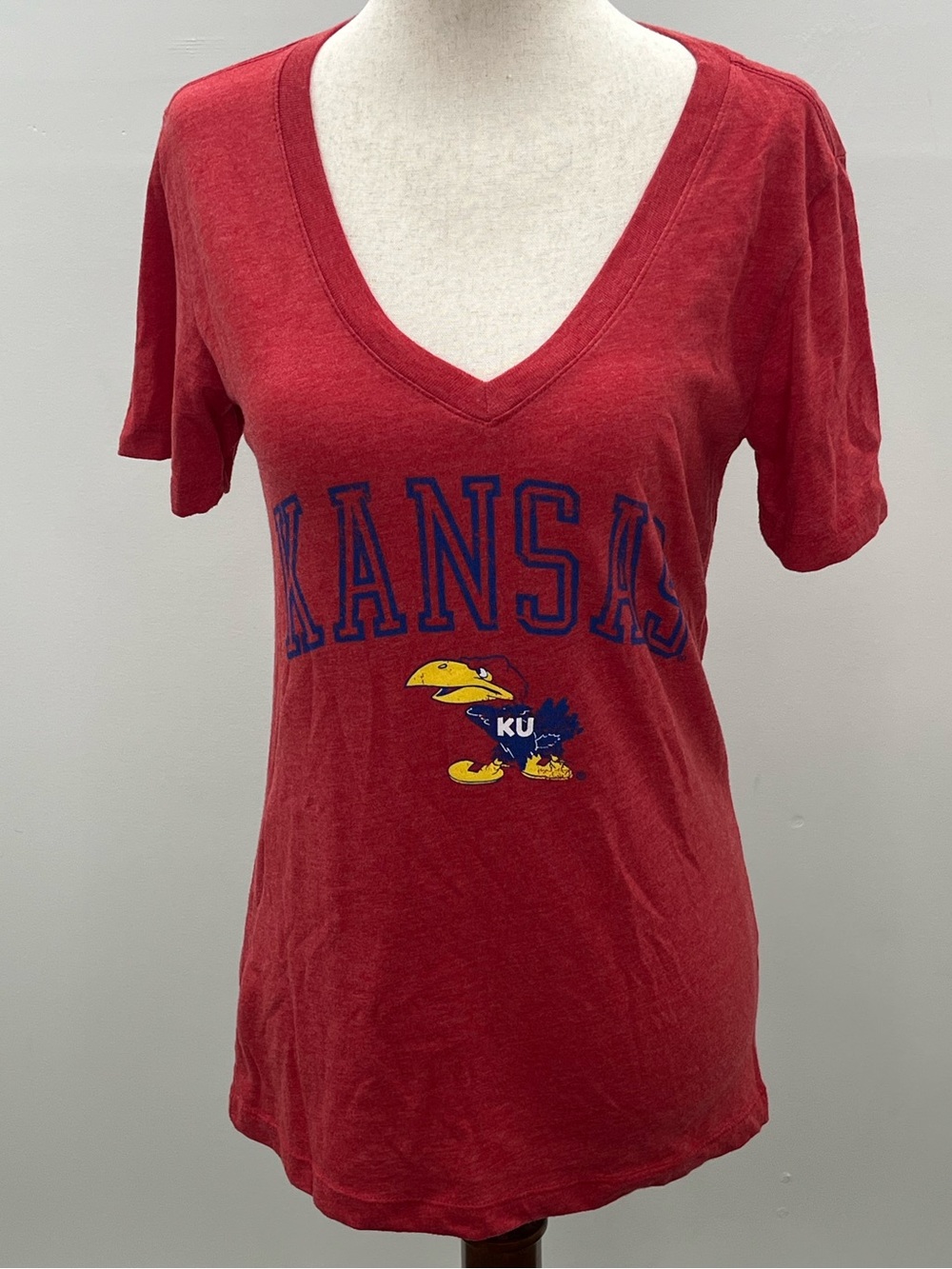 Blue 84 Kansas Jayhawks Women’s Red KU Jayhawk Graphic V-Neck T-Shirt Size Small